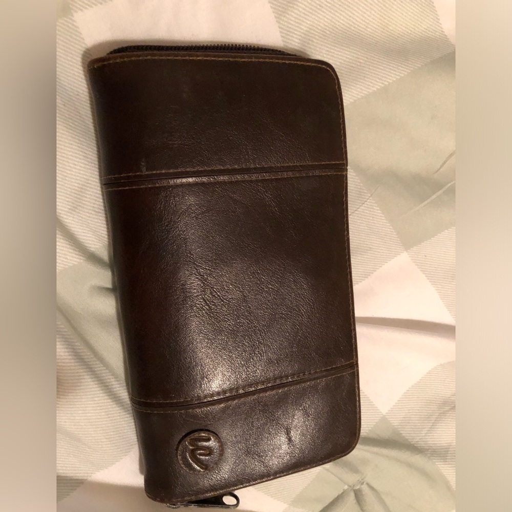 Vintage liz Claiborne leather wallet. Many compartments zipper closure